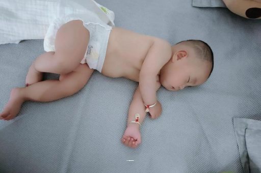 长春几个月宝宝会抬头